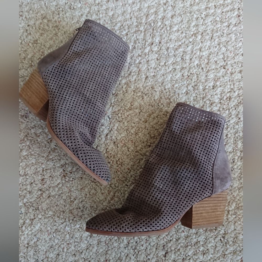Jeffrey Campbell Jenelle Perfed taupe suede Boot size 6.5